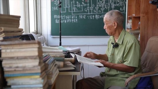 山东：81岁退休教师<em>在线直播</em>物理课引数十万人追更