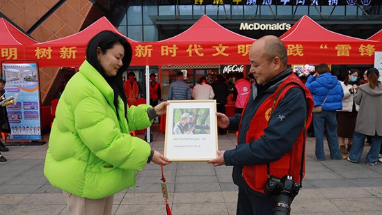 中国美院师生用20余幅画作“点亮”志愿服务瞬间