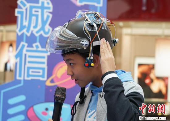 青海西宁：科技<em>创新</em>比赛 青少年观“AI”做<em>手工</em>“画”科学