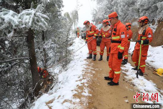 福建长汀：大雪封山 消防员踏雪前行协助抢修电路保供电