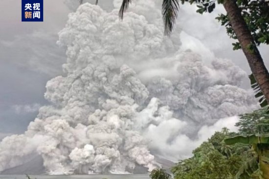 印尼鲁昂<em>火山喷发</em>致7个机场临时关闭