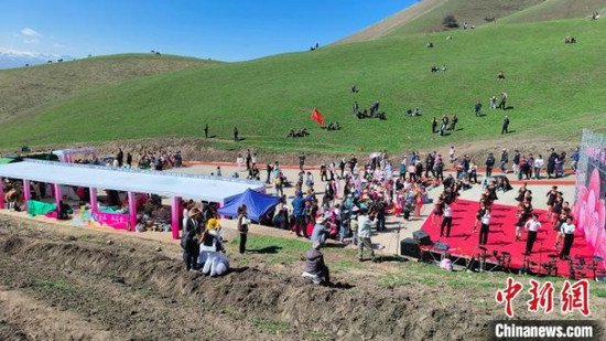 新疆新源那拉提文化旅游季启动 游客尽享春光之美