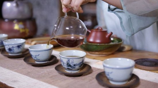 黑茶属于后发酵茶，因其采用的原料比较粗老