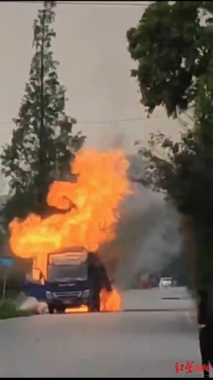 德阳一运液化气货车起火，目击者：有气罐被炸飞，连炸十几下...