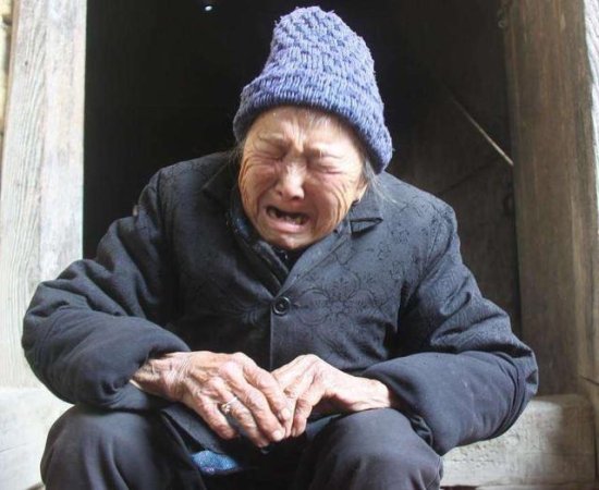 一个农村老人的凄凉晚年：“我90岁了，不怕死，怕活着拖累儿孙...