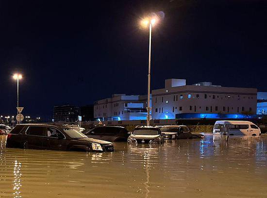 <em>奇异景象</em>！阿联酋遇75年罕见暴雨，迪拜天空“一秒变绿”
