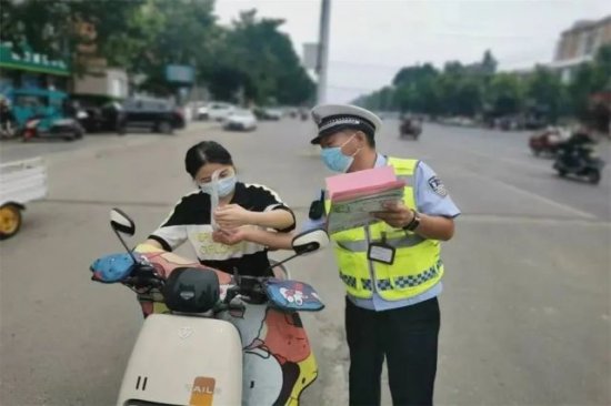 <em>睢县</em>交警大队开展电动车驾乘人员不戴安全头盔专项整治活动