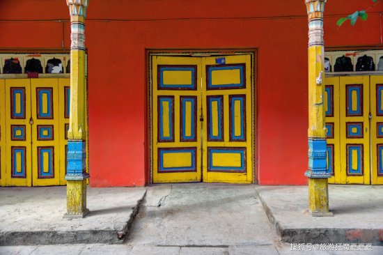 新疆最神奇的街区，家家户户都有彩色的门，每种颜色<em>寓意</em>都不一...