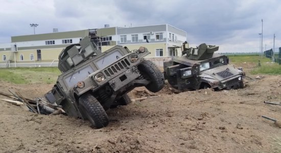 俄媒：视频显示，俄军在别尔哥罗德摧毁多辆美制战车