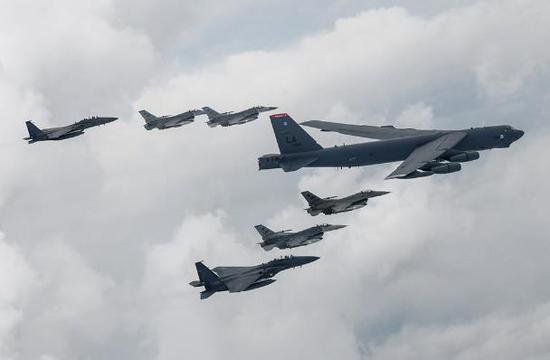 核航母抵达韩国后，美国又将派B-52轰炸机首次着陆韩国