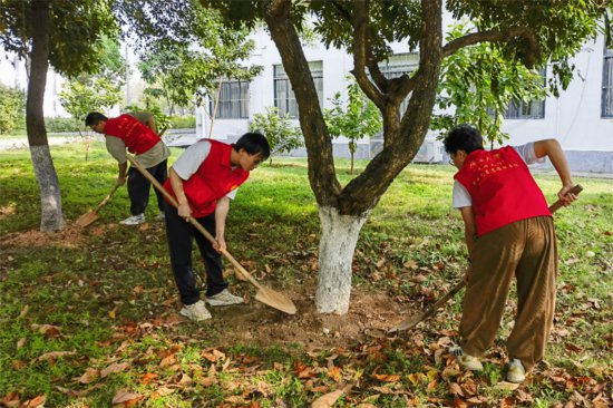 <em>广西大学</em>“先锋先行”志愿服务队开展植树护绿活动