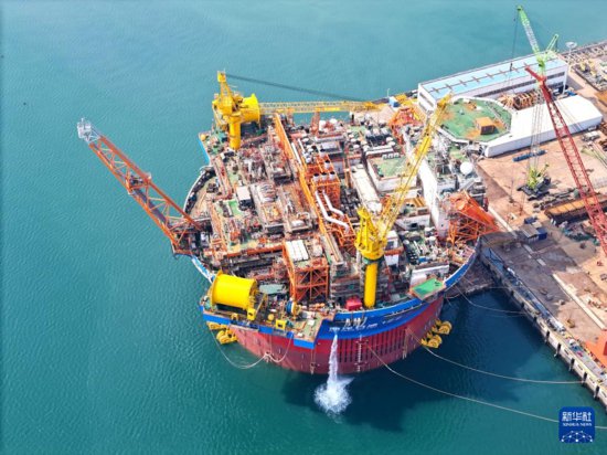 <em>山东</em>青岛：“海上油气加工厂”进行倾斜试验
