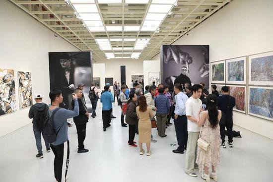 丰富又略显<em>杂乱的</em>28个<em>工作</em>室，揭开上海艺术家群体鲜为人知的...