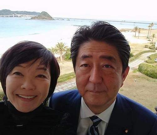 低调、神秘、涵养，<em>日本首相</em>菅义伟的夫人到底是个<em>什么</em>样的女人