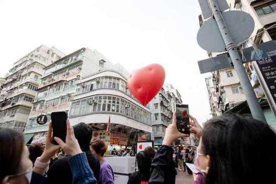 “胖胖心”巨型红心设计装置亮相香港多个地标
