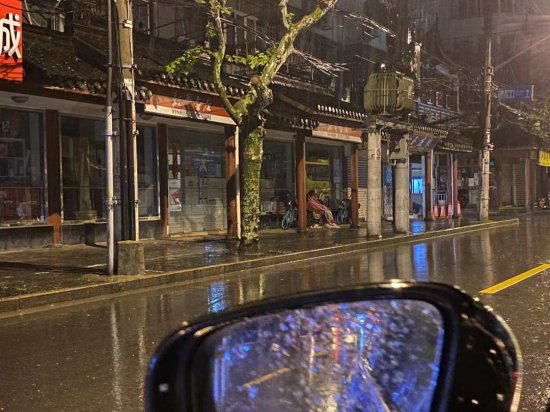 大江东︱雨夜，一个上海民警的告白：拼尽全力 拒绝<em>冷漠</em>