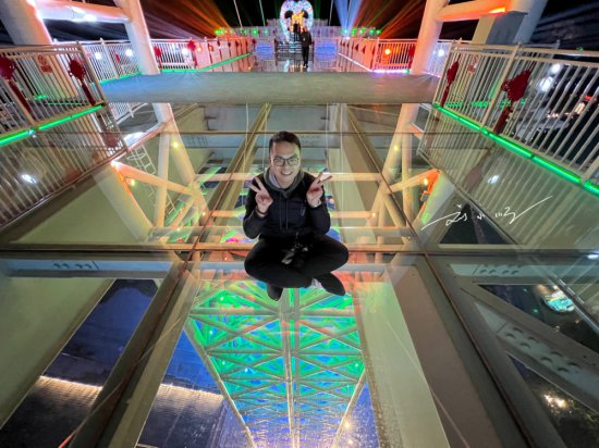贵州黔东南州有座“网红玻璃桥”，夜晚五彩斑斓，好多游客来...