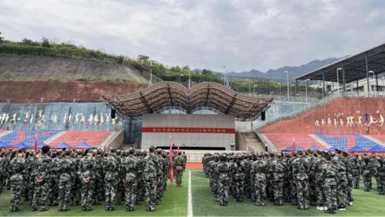 重庆市朝阳中学举行高2026届新生军训开训仪式
