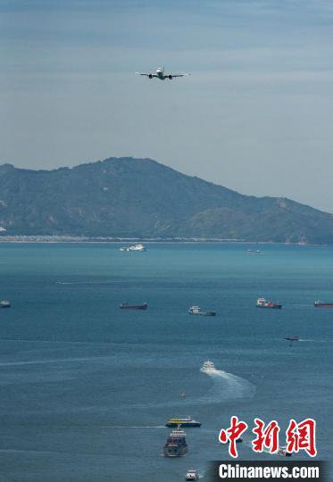 珠江船务邀香港基层市民泛舟观赏C919飞跃维港