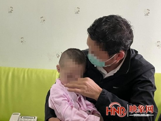中秋节前郑州警方帮助走失儿童回家 认亲现场父母痛哭
