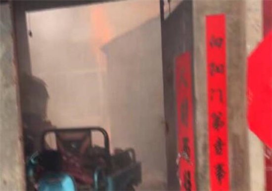 路遇民房着火 青州三学生勇闯火场救出被困老人