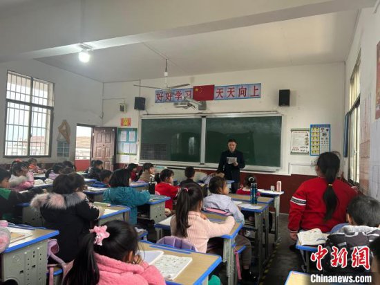 湖南桃江小学教师扎根乡村三十载 做好孩子受益一生的教育