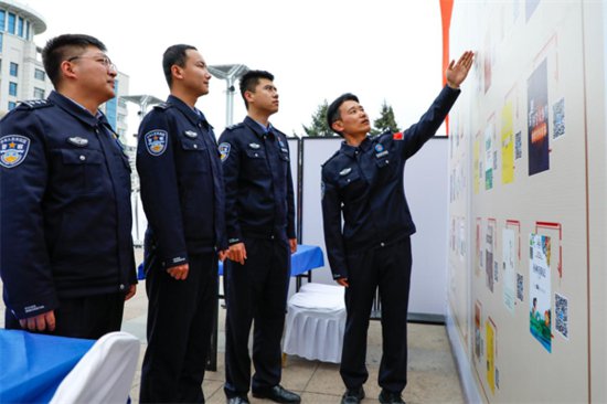 人间最美四“阅”天 丹东边检民警参加全民读书节活动