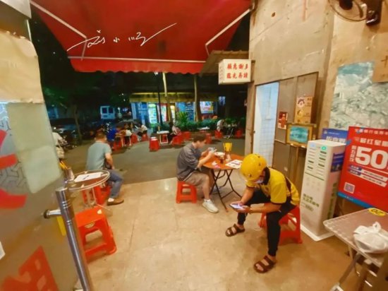 广东<em>佛山</em>市中心有个<em>复古</em>茶餐厅，藏在小巷里，游客还以为到了...