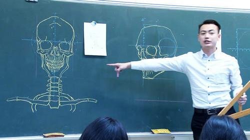 <em>台湾男</em>神教师板书逆天 手绘骨骼图"栩栩如生"