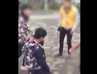 四川8男女群殴一男生“打弯钢管”警方:1人在逃