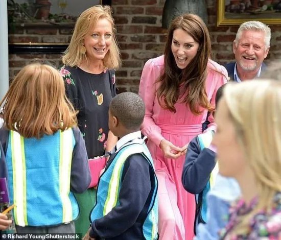 <em>英国凯特王妃</em>惊喜现身切尔西花展，鼓励孩子们努力工作