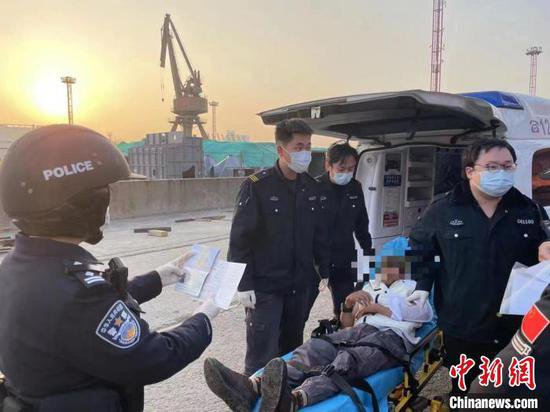 上海：边检开启“绿色通道”紧急救助受伤外籍船员