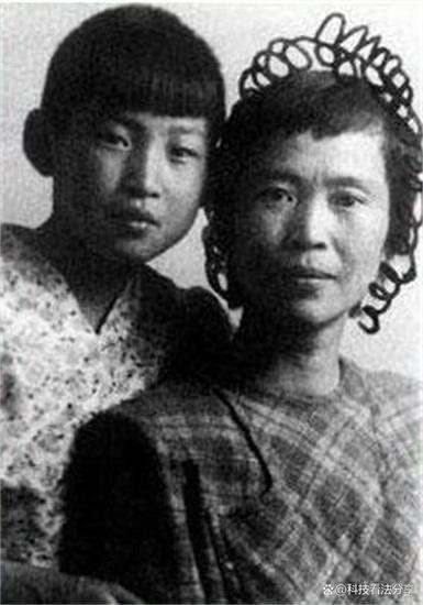 1953年，李敏参加文艺表演，上台前被江青的姐姐拦下：你等一下