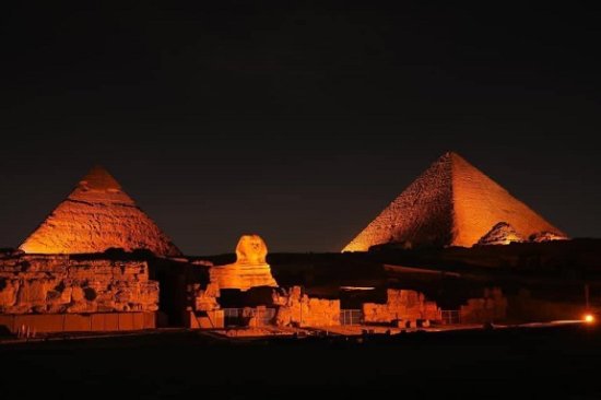 埃及<em>金字塔和</em>狮身人面像点亮橙色 响应联合国发起的反对性别暴力...