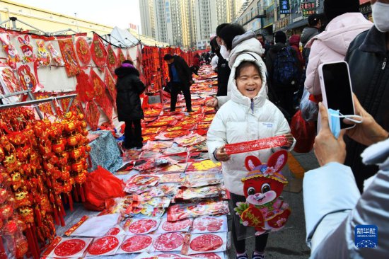 1月8日，市民在<em>李村</em>大集上挑选年货。