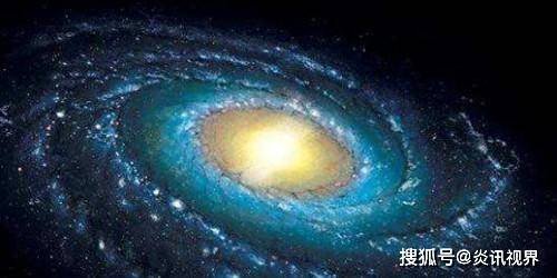 银河系<em>的半径</em>约10万光年，飞船以光速飞行，多久才能离开银河系...