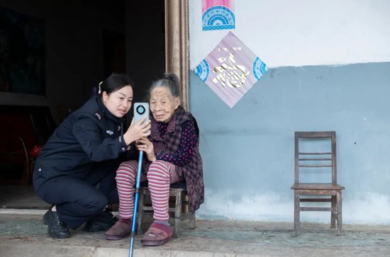 桂林乡村辅警入户助百岁老人完成养老保险实名认证