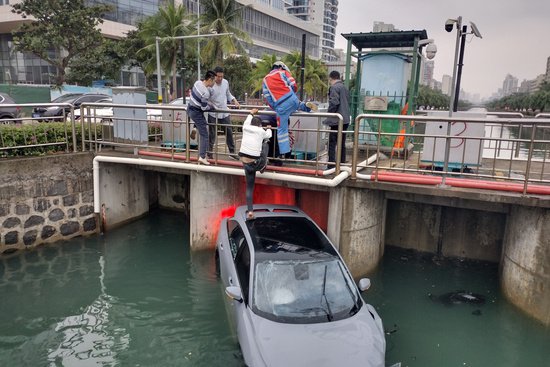 海口：轿车<em>掉进水沟</em>情况危急 众人携手成功救出司机