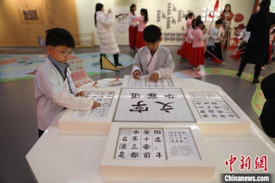 中国文字博物馆龙年新春特展吸引民众