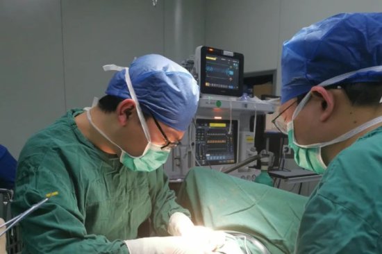 <em>刚出生婴儿</em>肠管裸露在外 江西省儿童医院紧急手术