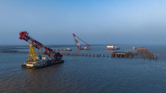 横沙新洲配套货运码头项目完成全部PHC管桩沉桩作业