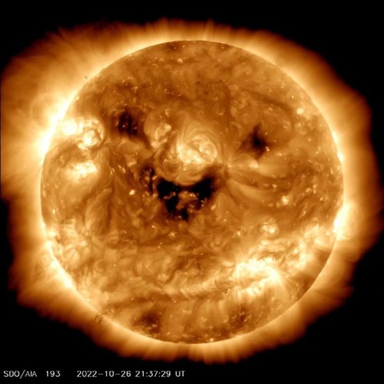 NASA发现，太阳忽然露出一张“笑脸”，这是<em>什么征兆</em>？