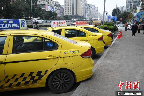 重庆查获两台“克隆出租车” 与真车如同“三胞胎”