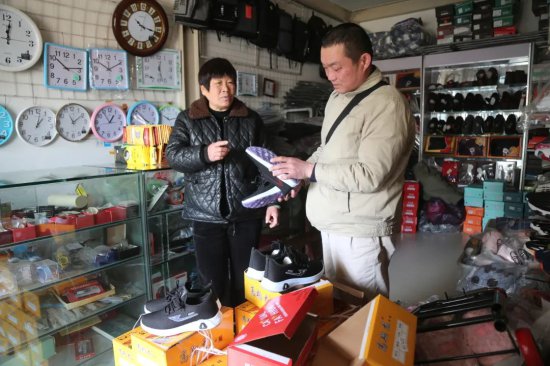 闰二月为父母添新鞋，徐州的他一下买了34双！