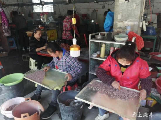 咸丰长福饰品厂：人勤机欢 带动乡邻就业增收