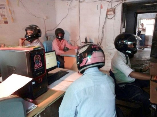 <em>天花板</em>掉<em>水泥</em> 印度政府员工被迫每天戴头盔工作