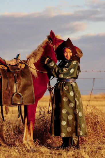 这位赤峰籍90后女作家写的《追风逐日的女驯马师》 真有味道！