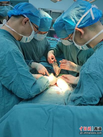 青大附院两名肾移植患者康复出院