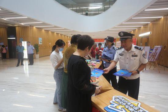 网络安全宣传周法治日活动走进南宁市图书馆