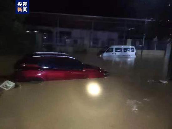 暴雨致广西那坡多路段发生内涝 消防紧急救援